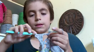Menino de 10 anos supera depressão com crochê em Araraquara