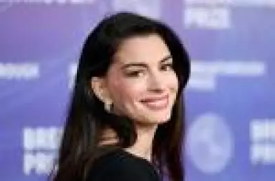 Mensagem política no vestido de Anne Hathaway no Met Gala 2026