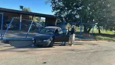 Motorista bate em poste da PRF na BR-365 em Patos de Minas