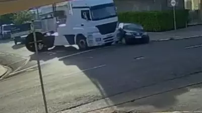 Motorista de guincho foge da polícia, bate em carros e é preso em Rio Preto