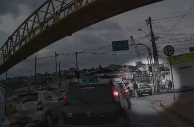 Mulher tem carro roubado por dois homens armados em semáforo na Pampulha