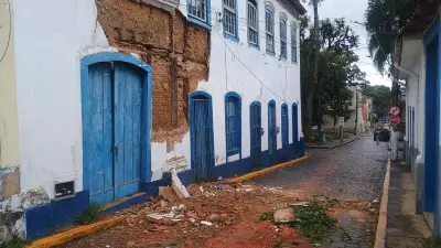 Parede de casarão centenário desaba e interdita rua no Centro de Resende