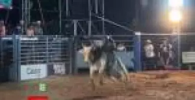 Peão de 25 anos morre pisoteado por touro em rodeio em Rondônia