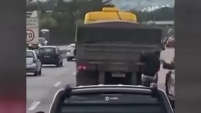 Policial derruba homem pendurado em caminhão em movimento em MG
