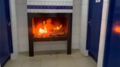Posto no RS instala lareira em banheiro masculino para aquecer motoristas no inverno