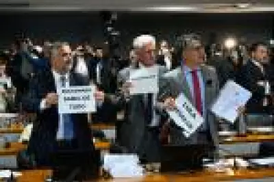 PT cria termo 'bolsomaster' para ligar Flávio Bolsonaro a fraudes do Banco Master
