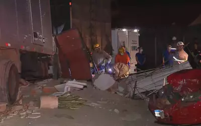 Quatro mortos em acidente com caminhão desgovernado atinge bar em Anápolis