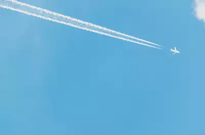 Rastros de aviões no céu contribuem para aquecimento global