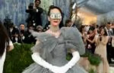 Sarah Paulson usa máscara de dólar no Met Gala e provoca elite econômica