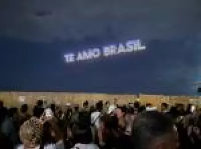 Show de drones da Shakira encanta multidão em Copacabana