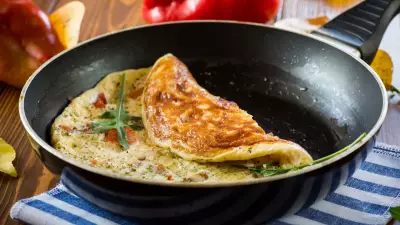 Truque do queijo na frigideira transforma omelete em prato crocante e fácil de virar