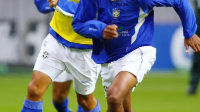 Vampeta afirma que campeões de 2002 não torcem pelo Brasil em Copas