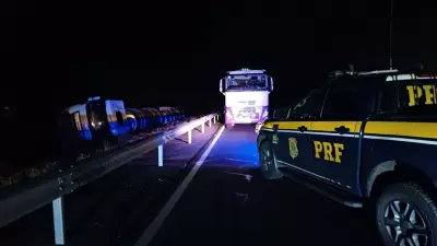 Vazamento de gasolina após tombamento de caminhão bloqueia BR-386