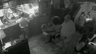 Vídeo mostra Ed Motta jogando cadeira em confusão em restaurante no Rio