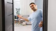 6 atitudes que estragam uma visita à casa de amigos, segundo especialistas