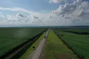 Acidente com duas carretas interdita Rodovia do Açúcar em Rio das Pedras