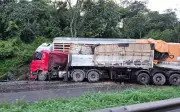 Acidente entre caminhões interdita BR-324 em Conceição do Jacuípe