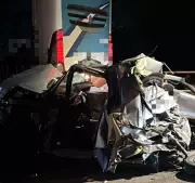 Acidente entre carro e dois ônibus fere duas pessoas em Barra Mansa