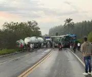 Acidente entre ônibus de trabalhadores e carreta deixa um morto na BA