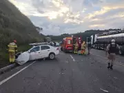 Acidente grave entre carro e carreta deixa duas pessoas feridas em Barbacena
