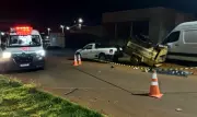 Adolescente morre e outro fica ferido após carro bater em veículos estacionados em Rio Verde