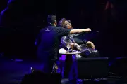 Alcione viraliza sambando em show; fãs suspeitam de IA, mas vídeo é real