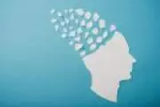 Alzheimer pode começar silenciosamente antes dos 50 anos, diz estudo