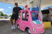 Americano adapta carrinho da Barbie para driblar preço da gasolina