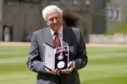 Aos 100 anos, David Attenborough celebra século de vida e legado ambiental