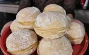 Aprenda a fazer sonho de padaria: receita caseira e econômica