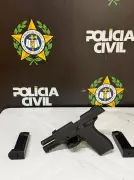Arma de suspeito de atirar oito vezes contra carro de ex-namorada é apreendida em Resende