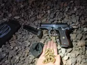 Armas e munições apreendidas em casas de vítima e suspeito de homicídio em GV
