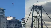 Atleta Rafael Bridi realiza highline na Ponte Hercílio Luz em Florianópolis