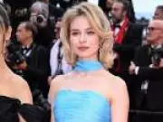 Atriz russa rouba a cena em Cannes com vestido que homenageia Lady Di