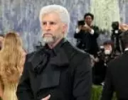 Bad Bunny chega transformado em idoso ao MET Gala 2026