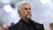 Bad Bunny choca no Met Gala 2026 com visual envelhecido e bengala