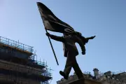 Banksy instala estátua de homem cego por bandeira em Londres