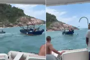Barco pesqueiro é resgatado após ficar próximo de pedras em Guarujá