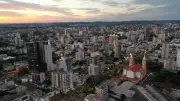 Bebê de 1 ano morre atropelado pelo pai em manobra na garagem em Chapecó