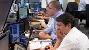 Bolsa cai ao menor nível desde janeiro com tensão política; dólar sobe