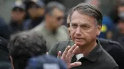 Bolsonaro passa por cirurgia no ombro e segue em observação na UTI