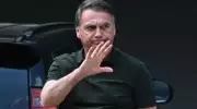 Bolsonaro tem boa evolução após cirurgia no ombro, diz boletim médico