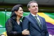 Bolsonaro tem boa recuperação após cirurgia, mas precisa de ajuda para comer, diz Michelle