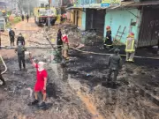 Bombeiros do Acre atuam por 10 horas em incêndio de loja de pneus na Bolívia