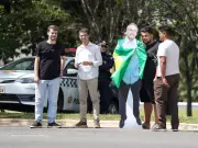 Boneco de Bolsonaro provoca confronto em ato do Dia do Trabalhador no DF