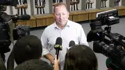 Botafogo enfrenta crise com Textor afastado e dívida de R$ 2,7 bilhões