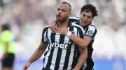Botafogo vence Corinthians com hat-trick de Arthur Cabral e salta na tabela