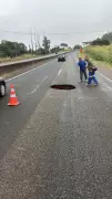 BR-050 totalmente interditada por erosão de 6 metros em Uberaba