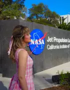 Brasileira 'Legalmente Loira' é pós-doutoranda em astrofísica na NASA