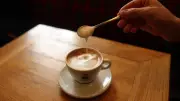Café pode melhorar seu microbioma intestinal, revela estudo